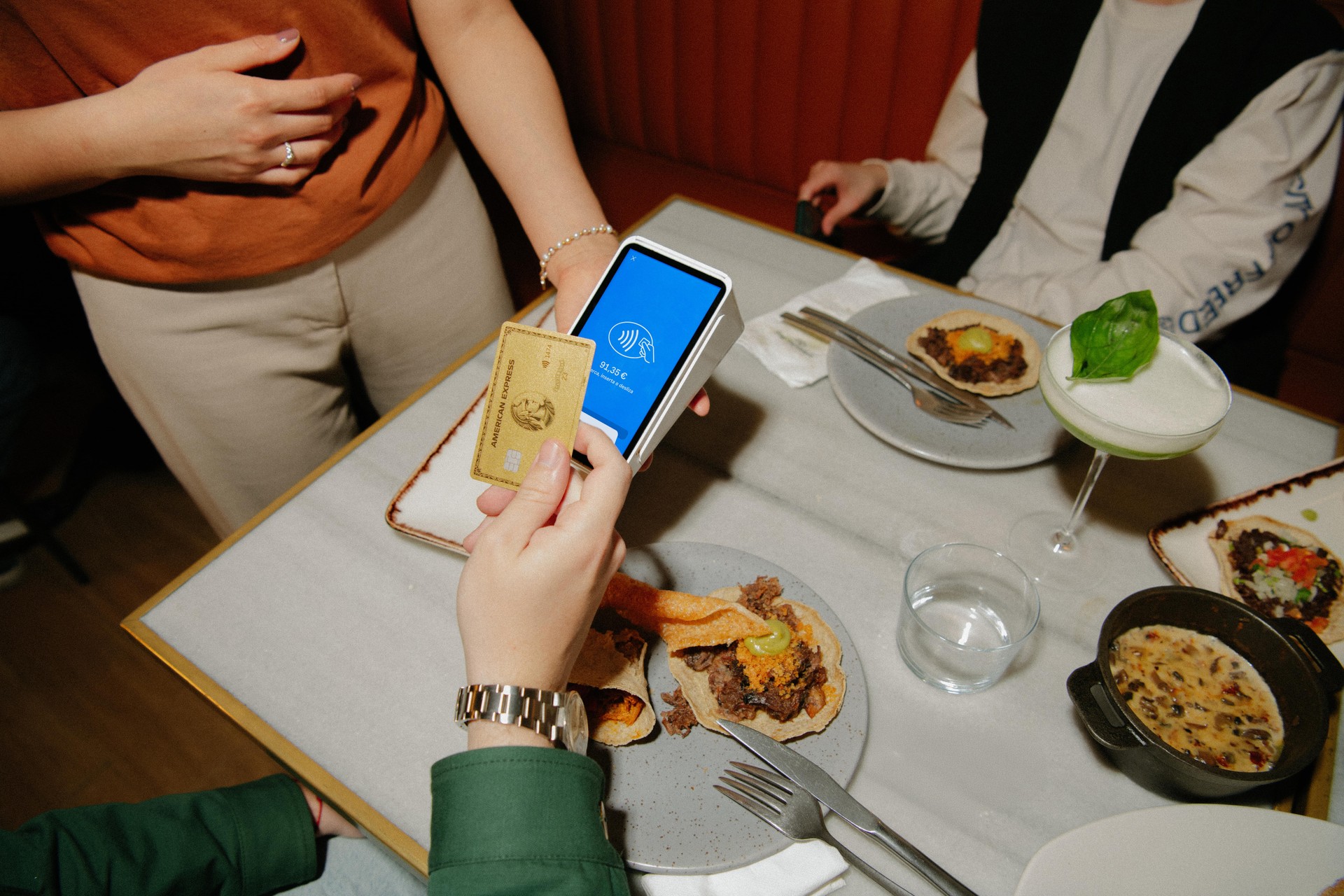 Agiliza el servicio de mesa gestionando los pedidos y los pagos desde un solo dispositivo portátil.

